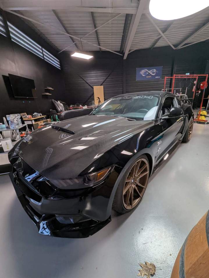 Polissage nettoyage voiture de sport Pamiers